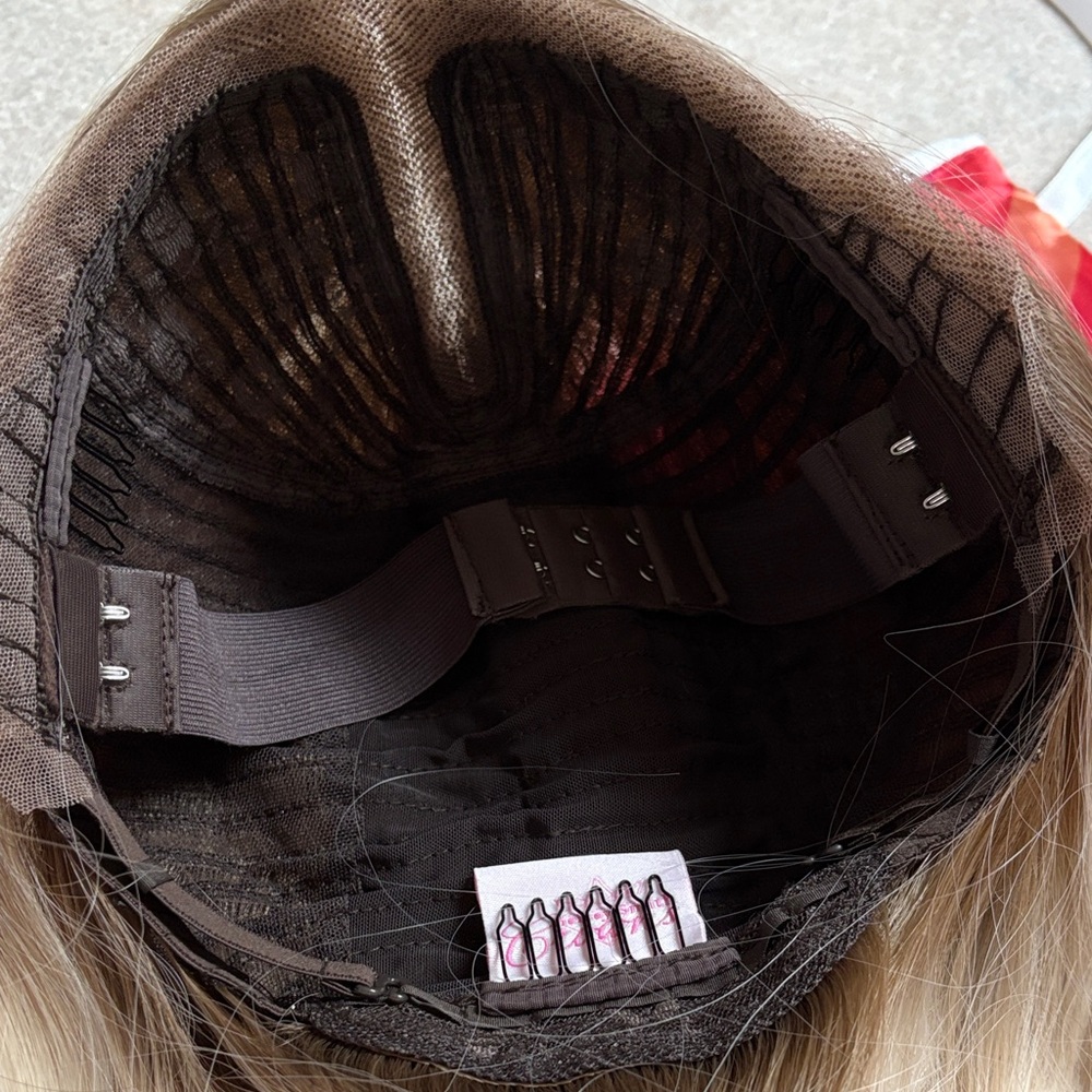 Sold! Elegant Blonde Chelsey Smith Crown Wig - Picture 5 of 5